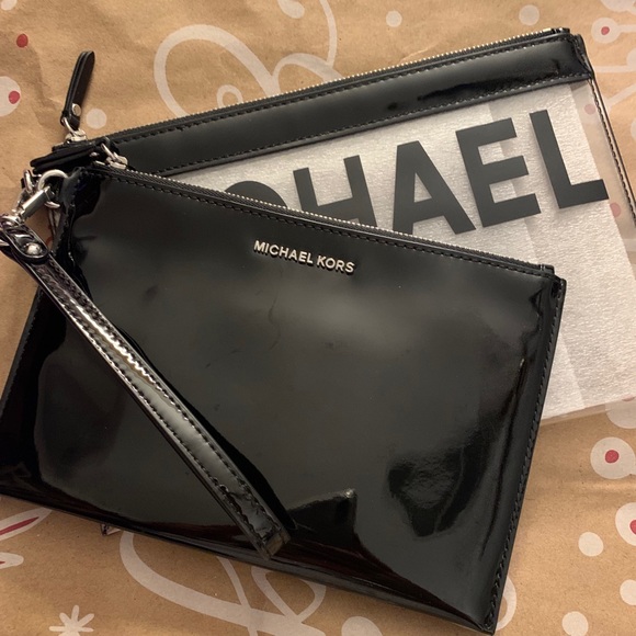 Michael Kors Handbags - VGUC MICHAEL KORS WRISTLET MAKE AN OFFER